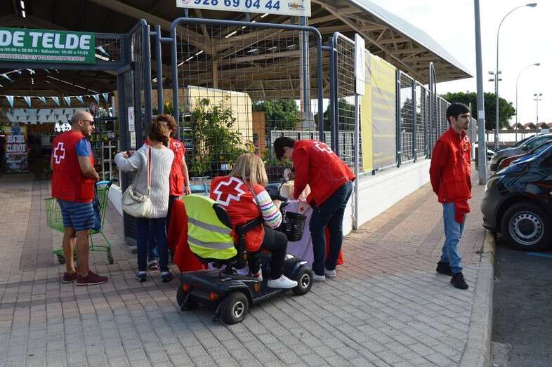 Una de las mesas petitorias instaladas en Telde, a las puertas del Mercado Municipal (Foto TA)